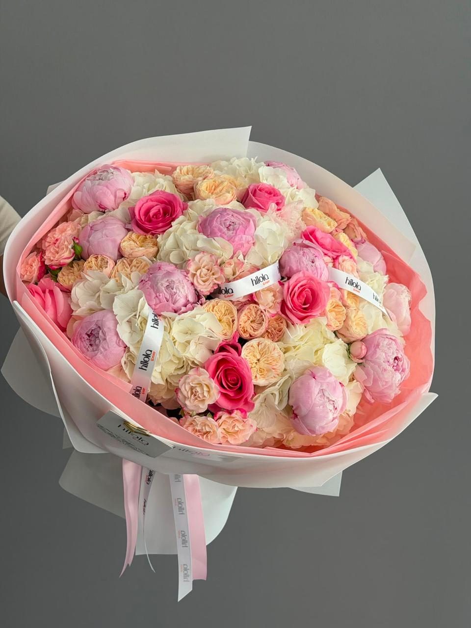 Hilola Flower buketi — şakayık, gül ve ortancalı özgün kompozisyon, katmanlı ambalaj
